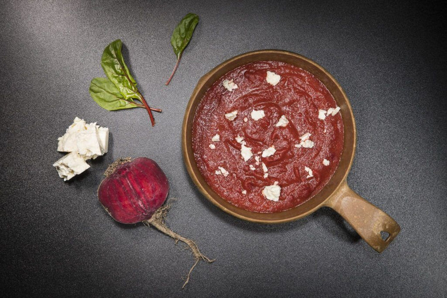 Rote Beetesuppe mit Fetakäse